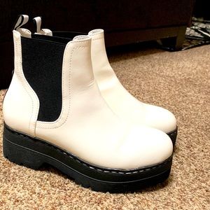 Platform MIA booties off white & Black size 6 1/2 feels mor like 7 1/2